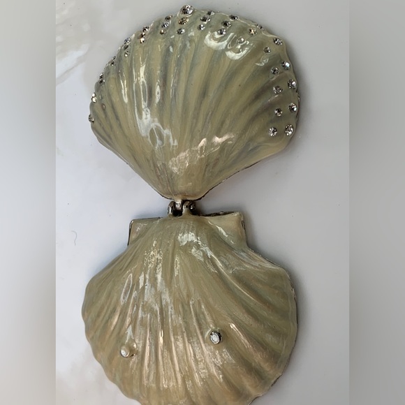 Vintage Footed Pearl Enameled Metal Magnetic Clasp Clamshell Ring Coin Box - Picture 16 of 16